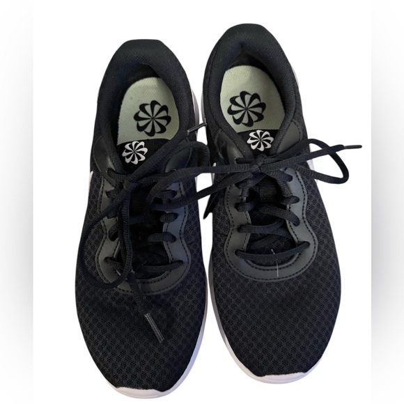 Nike Tanjun Athletic Running Sneakers Black Women 7 Athleisure Comfort Walking - Picture 5 of 8